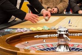Sic Bo – permainan dadu tradisional Asia Meja Sic Bo dengan tiga dadu dan prediksi hasil